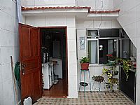 Vende-Se timo  tima casa no centro  com 2..quartos sendo uma sute valor R$ 330.000.00   